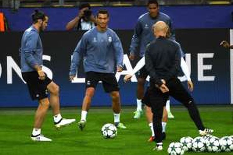 Penyerang Real Madrid, Cristiano Ronaldo, berlatih di Signal Iduna Park jelang pertandingan Liga Champions melawan Borussia Dortmund. 