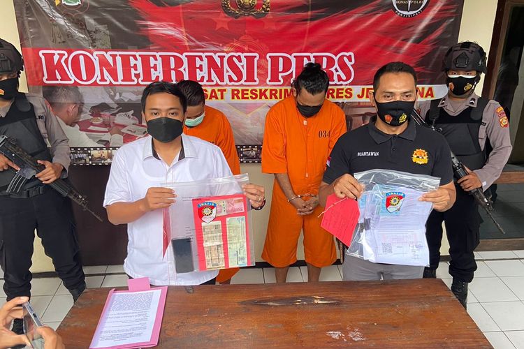 Polres Jembrana meringkus dua sopir travel yang membawa penumpang dengan surat keterangan hasil rapid test antigen Covid-19 Palsu