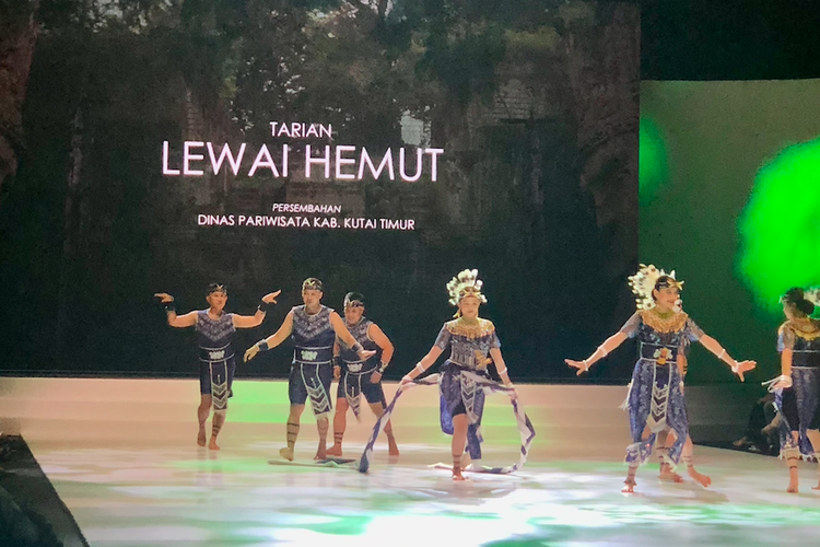 Tarian Lewai Hemut di Indonesia Fashion Week 2023