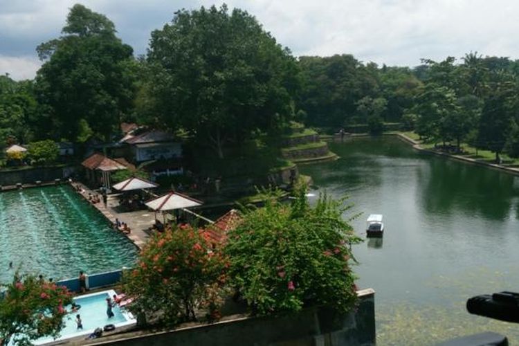 Pemandian raja di Taman Narmada, Lombok Barat, Nusa Tenggara Barat, yang saat ini dijadikan kolam renang umum berdampingan dengan Telaga Seger yang merupakan replika dari Danau Segara Anak yang berada di atas Gunung Rinjani.