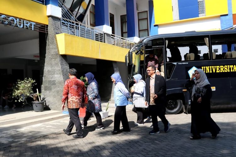 Rektor Universitas Bengkulu (Unib), Dr. Retno Agustina Ekaputri beserta rombongan sedang memantau pelaksanaan UTBK SNBT 2023 pada Selasa (9/5/2023).