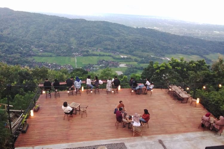 Tempat makan bernama Millenial Coffee & View di Kabupaten Bantul, Yogyakarta (dok. Millenial Coffee & View). Pilihan tempat makan di Yogyakarta dengan pemandangan indah.