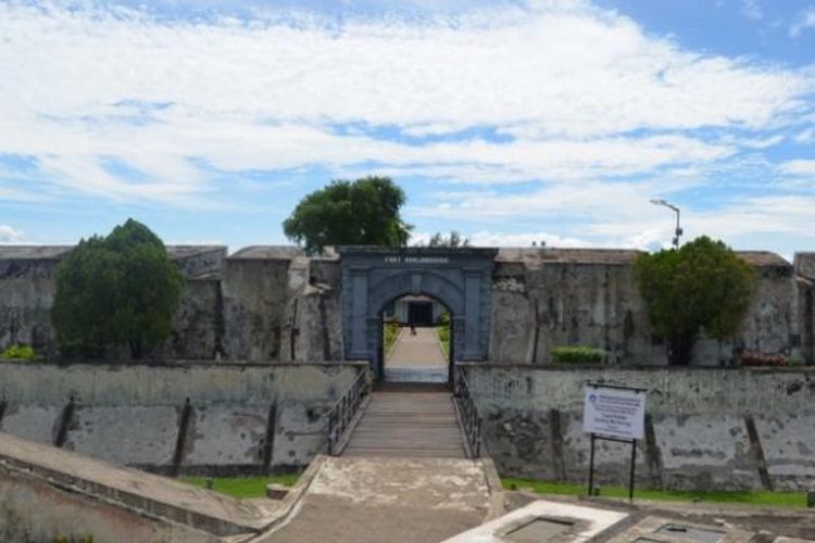Benteng Marlborough dibangun Inggris. Selama 140 tahun menjajah Bengkulu Inggris membangun benteng yang disebut terbesar di Asia Tenggara ini guna mengamankan perdagangan rempah-rempah dan kepentingan politik selama di Bengkulu