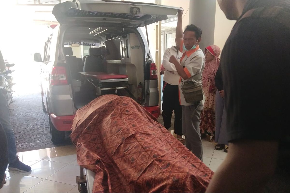 Jenazah Syahri (45) pelaku percobaan pencurian yang tewas dihajar massa dibawa ke rumah duka, Minggu (15/9/2024)