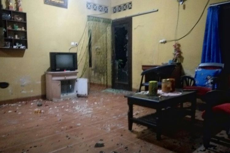 Kondisi dalam rumah Qotimah di Gondangan, Sardonoharjo, Ngaglik, Sleman, Yogyakarta, dipenuhi pecahan kaca yang berserakan di lantai, Sabtu (14/7/2018). Seorang terduga teroris yang membajak sebuah truk menabrak garasi rumah Qotimah.

