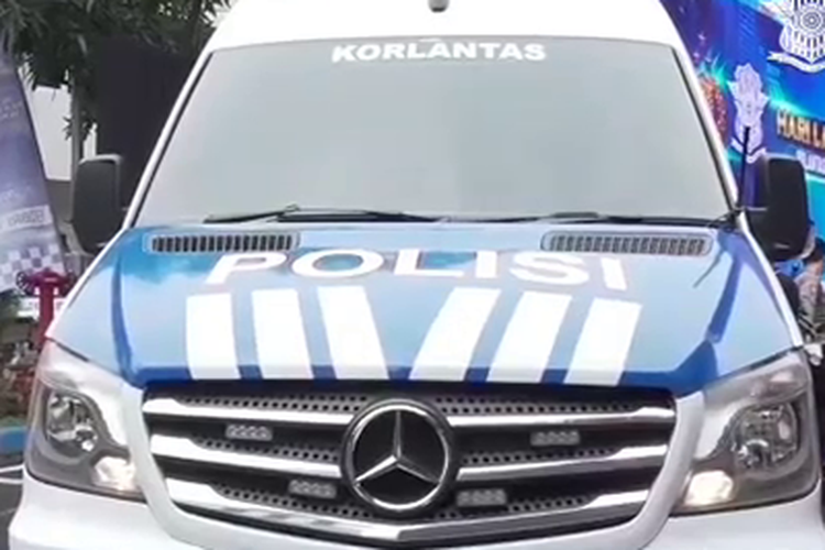 Mobil komando Korlantas Polri yang menggunakan basis Mercedes-Benz Sprinter