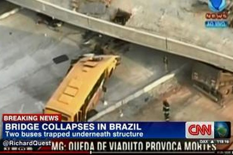 Sebuah jembatan yang belum rampung dibangun di salah satu kota tuan rumah Piala Dunia 2014, Brasil, Kamis (3/7/2014), runtuh. Setidaknya 2 orang tewas.