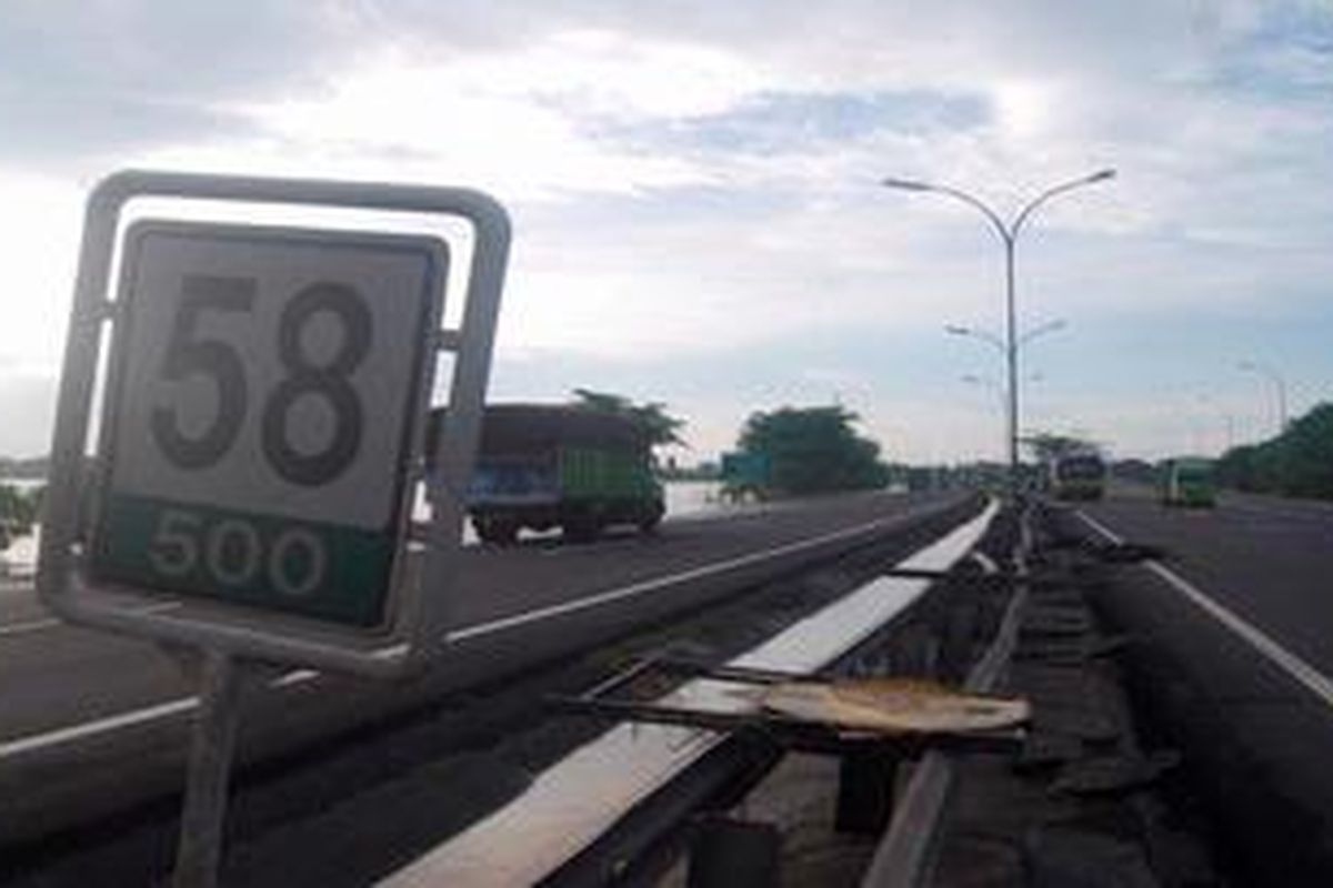 Banjir yang menggenangi jalan tol Jakarta-Merak di kilometer 57-59, Desa Undar-Andir, Kecamatan Kragilan, Kabupaten Serang, Banten, telah surut, Jumat (11/1/2013). Arus lalu lintas Jakarta-Merak dibuka kembali, sehingga sejumlah kemacetan di sejumlah titik mulai terurai.

