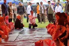 Kunjungi Korban Banjir Lahar Dingin di Sumbar, Jokowi Bagikan Sembako 