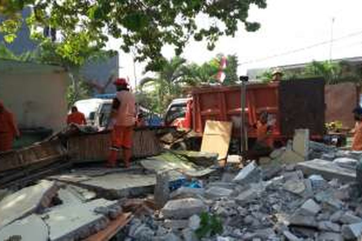 Pembongkaran 44 bangunan di samping TPU Menteng Dalam, di Jalan Flamboyan, RT 11 RW 10 Menteng Dalam, Tebet, Jakarta Selatan, Kamis (25/8/2016).