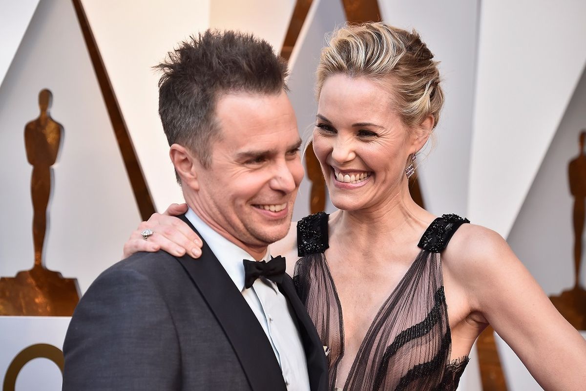 Aktor Sam Rockwell dan Leslie Bibb berpose di karpet merah Academy Awards ke-90 yang digelar di Dolby Theatre, Hollywood, California, Minggu (4/3/2018). Ia meraih Piala Oscar untuk aktor pemeran pembantu terbaik.