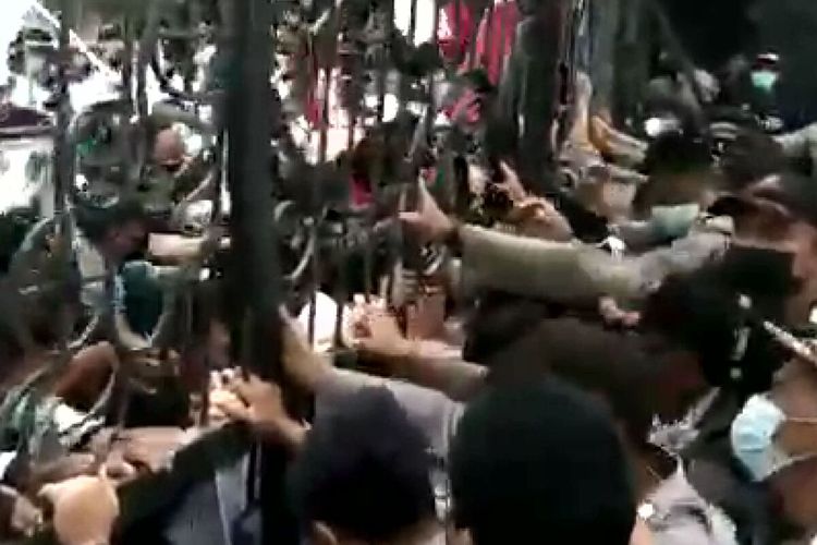 Aksi saling dorong terjadi antara pengunjuk rasa dan aparat keamanan di pintu gerbang masuk Kantor Bupati Blitar di Kecamatan Kanigoro, Jumat pagi (24/9/2021)