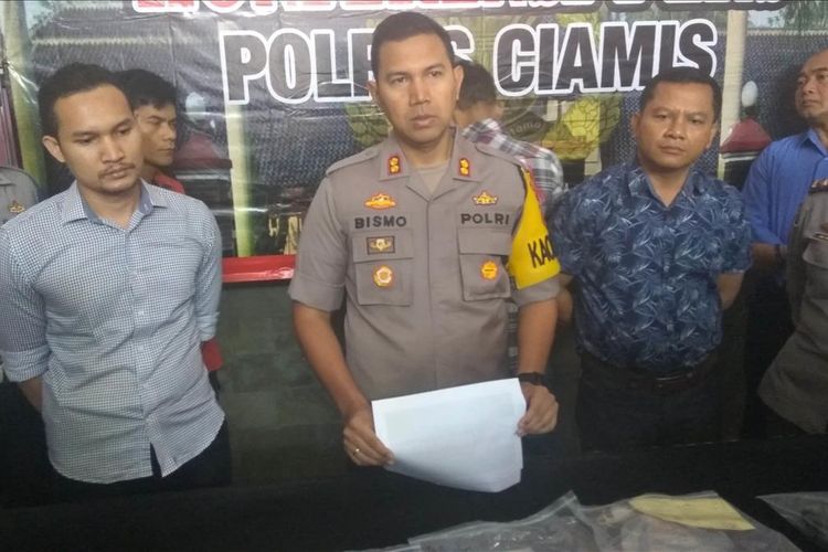 Kapolres Ciamis Ajun Komisaris Besar Bismo Teguh Prakoso menjelaskan kasus perusakan rumah Menteri KKP Susi Pudjiastuti oleh tersangka A di Mapolres Ciamis, Minggu (4/8/2019).