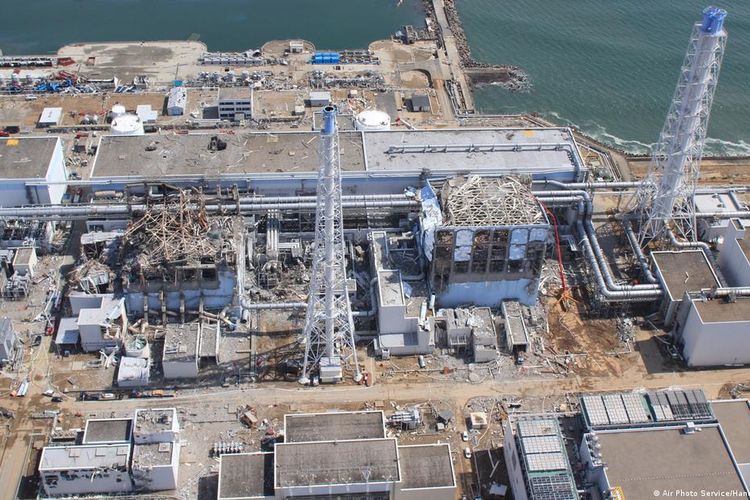 Kerusakan unit tiga (kiri) dan empat (kanan) di PLTN Fukushima pascagempa bumi dan tsunami tahun 2011.