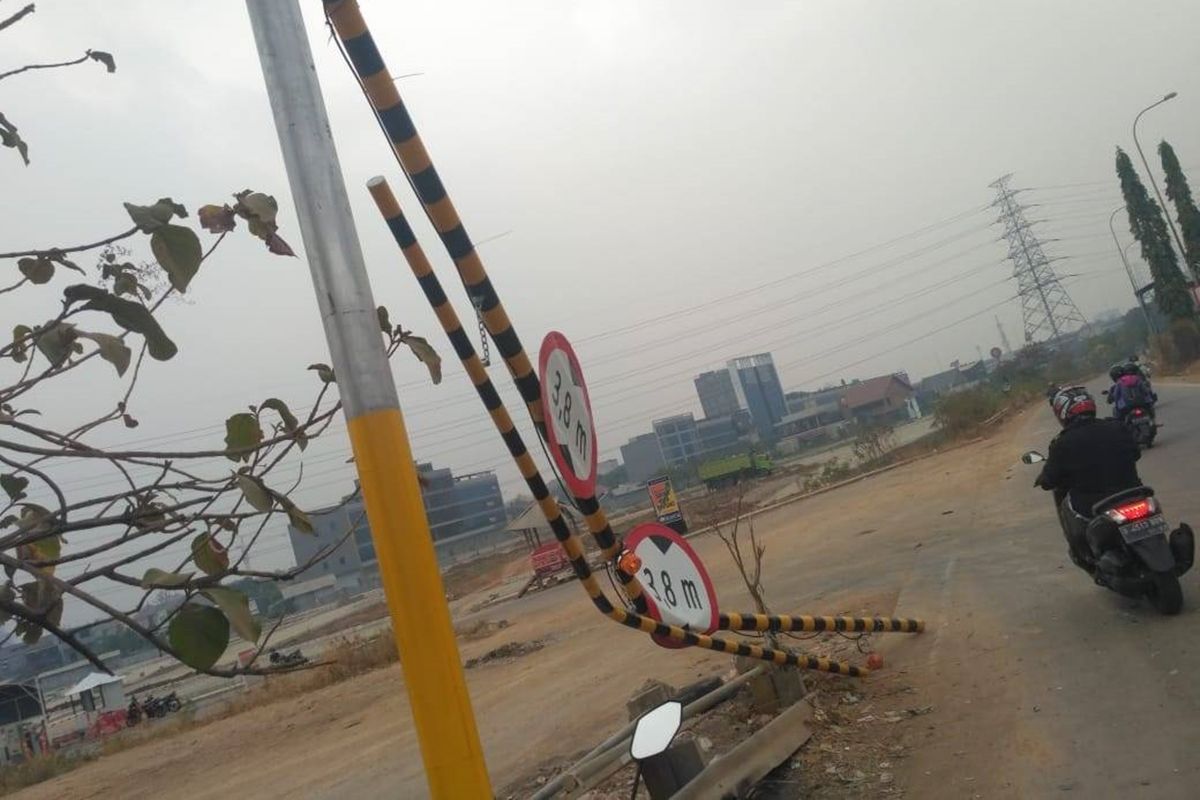 Portal penghalang truk bertonase berat di Exit Tol Kalimalang kembali roboh setelah ditabrak pada Kamis (5/9/2019) dini hari tadi.