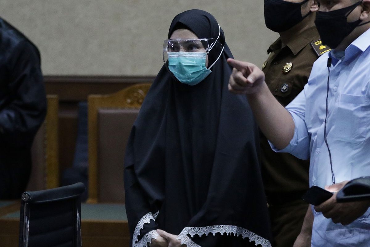 Terdakwa kasus penerimaan suap dari Djoko Tjandra terkait pengurusan fatwa Mahkamah Agung (MA), Pinangki Sirna Malasari menjalani sidang pembacaan Putusan di Pengadilan Tipikor, Jakarta, Senin (8/2/2021). Mantan Kepala Sub Bagian Pemantauan dan Evaluasi II pada Biro Perencanaan Jaksa Agung Muda Pembinaan Kejaksaan Agung itu divonis oleh Majelis Hakim 10 Tahun penjara ditambah denda Rp600 juta subsider 6 bulan kurungan. ANTARA FOTO/ Reno Esnir/foc.