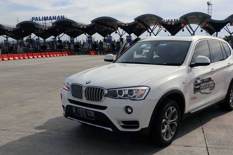 BMW X3 berpose di Gerbang Tol Palimanan