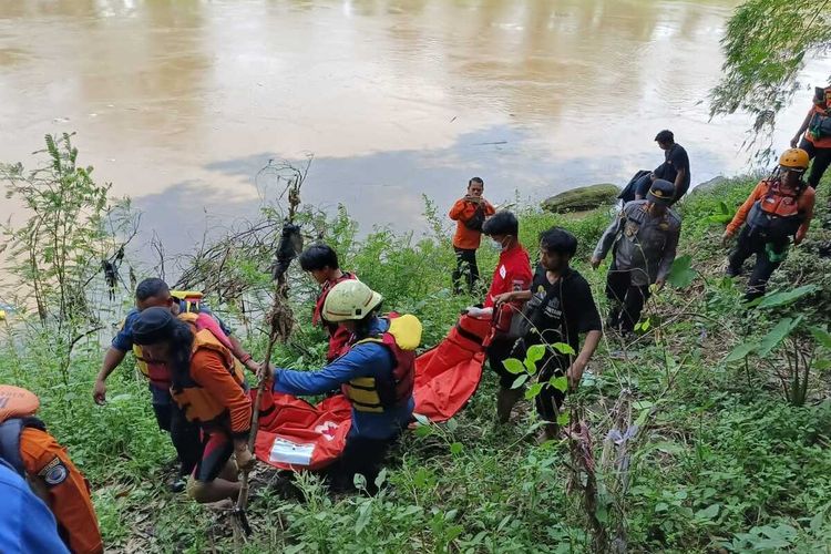 Penemuan mayat laki-laki tanpa identitas di Sungai Bengawan Solo, Kelurahan Kemiri, Kecamatan Kebakkramat, Kabupaten Karanganyar, Jawa Tengah (Jateng), pada Kamis (04/5/2023).