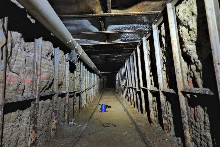 Pihak berwenang mengumumkan pada  Senin, 16 Mei 2022, penemuan terowongan penyelundupan bawah tanah di perbatasan Meksiko-AS, membentang sepanjang lapangan sepak bola di bawah tanah. 