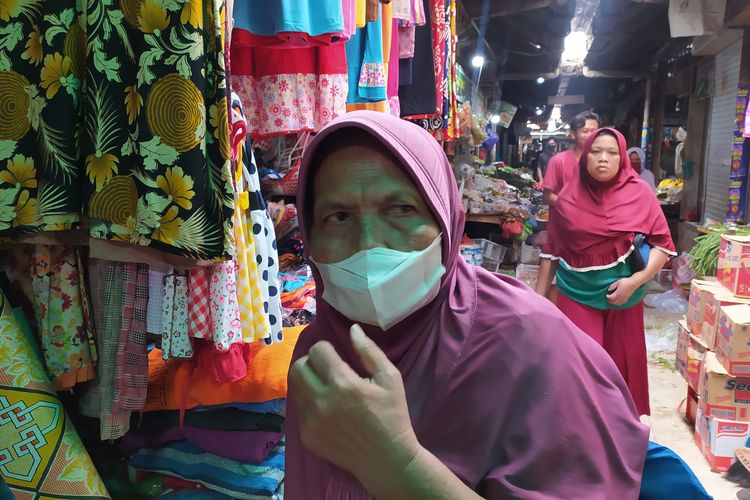 Kasmirah Pedagang Gorengan saat ditemui di Pasar Mangkang Semarang, Jawa Tengah. Kamis (2/6/2022)