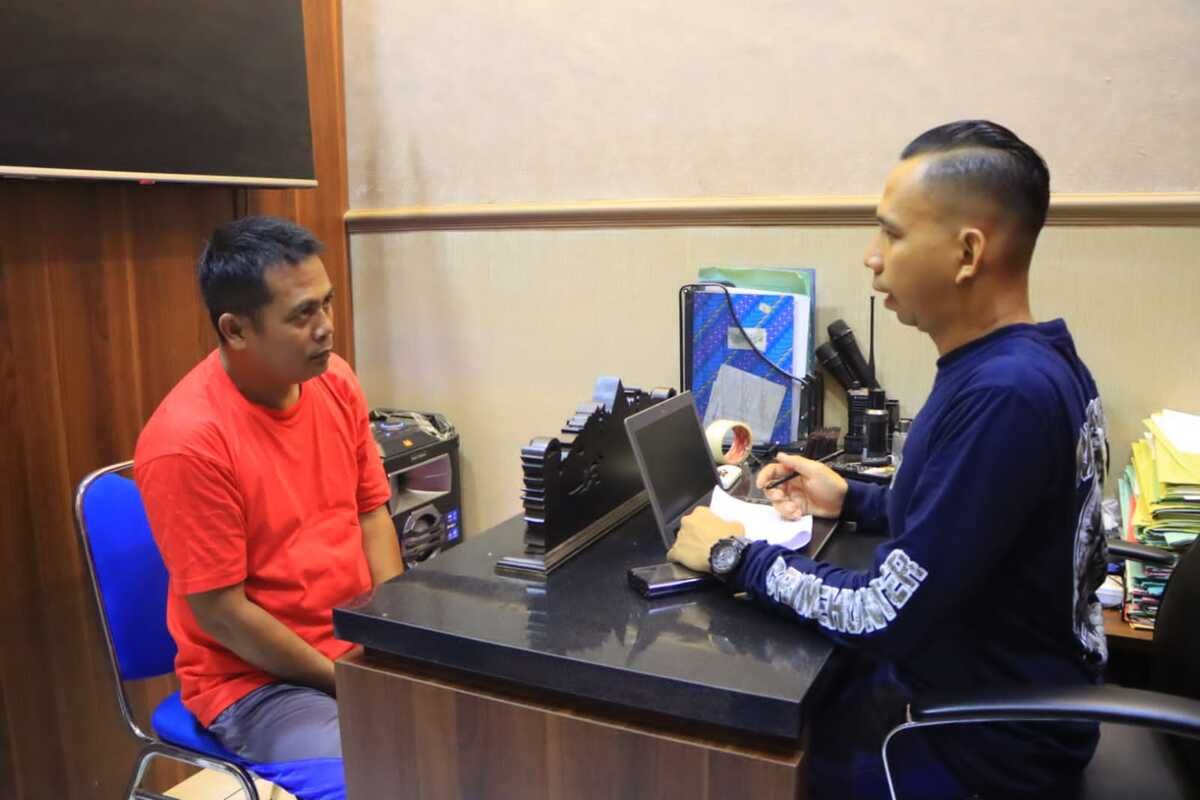 Jano (45), warga Desa Ngindahan, Desa Guwoterus, Kecamatan Montong, Kabupaten Tuban , tersangka pelaku pembunuhan Sekdes Sidonganti, Kecamatan Kerek, Kabupaten Tuban, Jawa Timur, sedang menjalani pemeriksaan penyidik Polres Tuban, Rabu (25/10/2023).