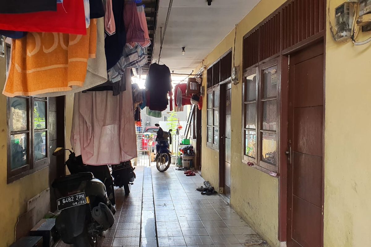 Salah satu lokasi pencurian pakaian dalam wanita yang terjadi di wilayah RW 04, Kelurahan Kranji, Kecamatan Bekasi Barat, Kota Bekasi. Aksi pencurian pakaian dalam wanita itu diketahui dilakukan oleh seorang bocah SD yang hanya iseng.