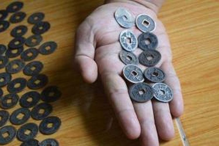 Sejumlah koin kuno yang ditemukan di Sungai Komering di wilayah OKU Timur. 