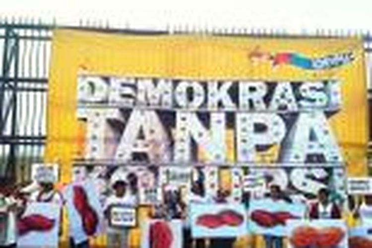 Aksi peringatan Hari Antikorupsi sedunia oleh sejumlah aktovis ICW di depan Kompleks Parlemen, Senayan, Jakarta, Selasa (9/12/2014)
