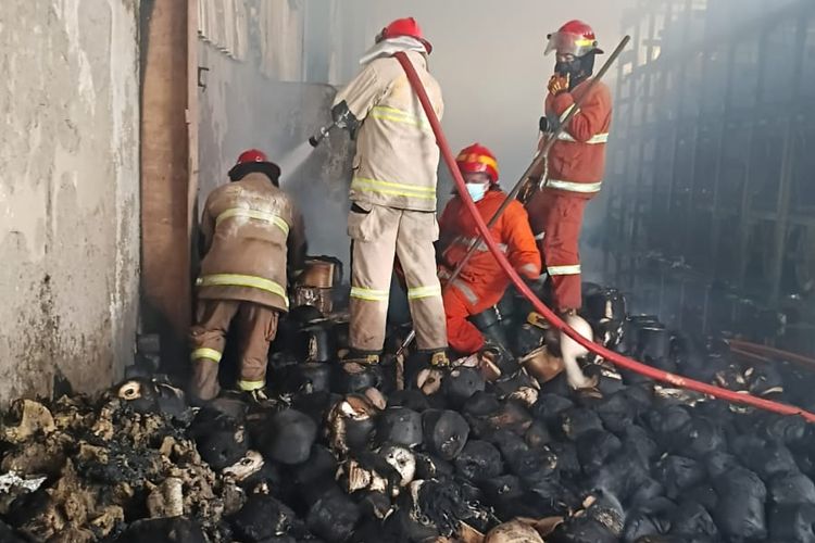 Gudang PT Apac Inti di Bawen Terbakar, Diduga Akibat Korsleting Arus Listrik