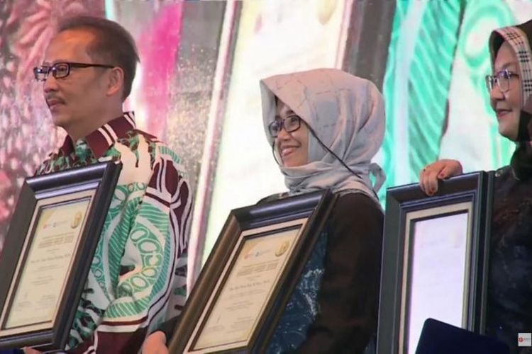 Peneliti Fakultas Kedokteran Gigi Universitas Gadjah Mada (UGM), drg. Ika Dewi Ana, M.Kes., Ph.D., (tengah) menerima penghargaan Habibie Prize 2022.