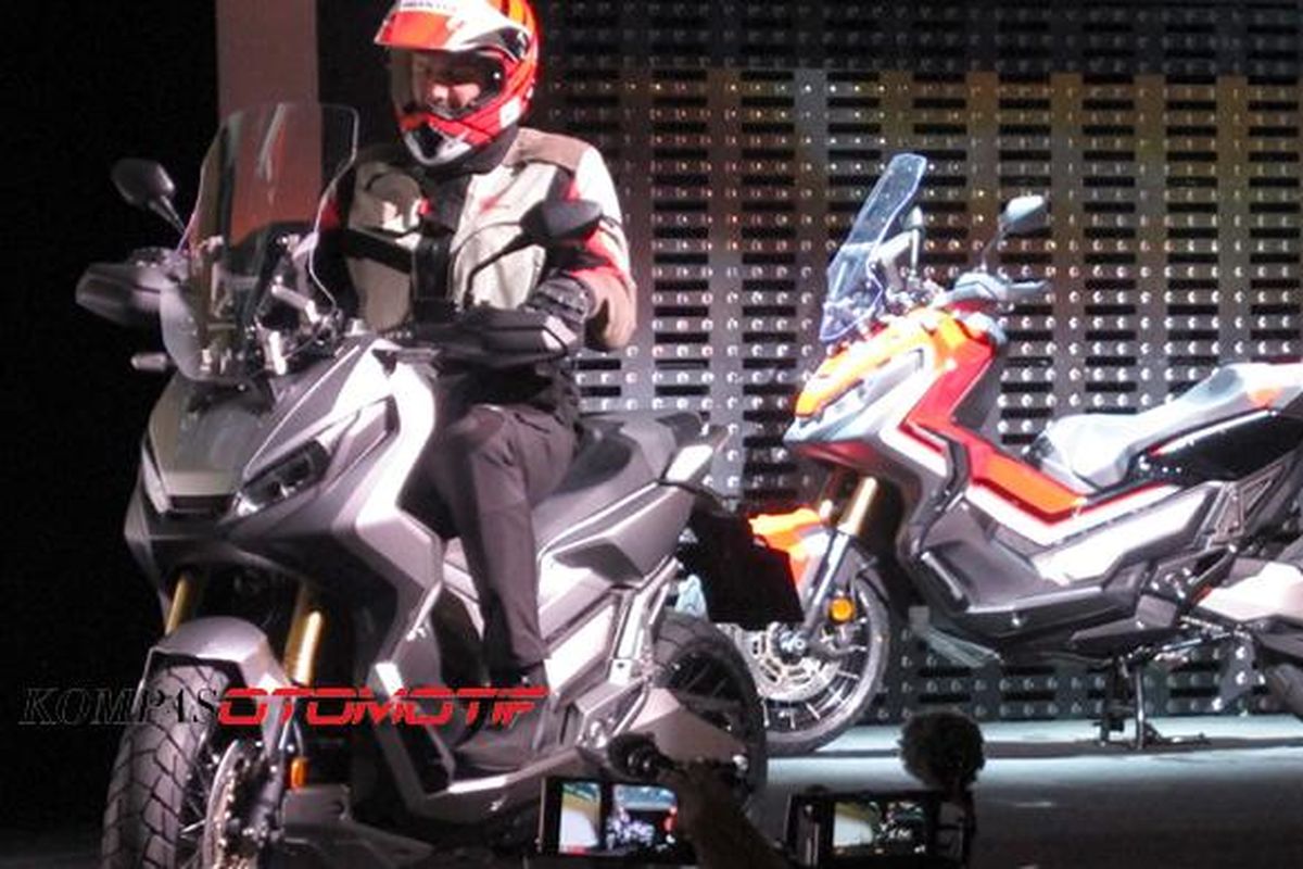 Honda X-ADV versi produksi ditunjukkan untuk pertama kalinya.