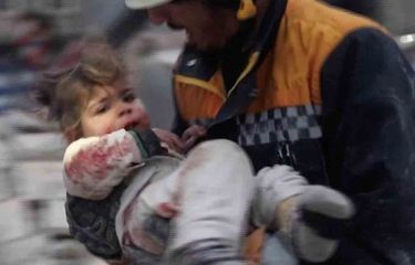 Tim penyelamat membawa seorang anak yang terluka dari reruntuhan gedung pascagempa Turkiye di Azaz, Suriah, Senin (6/2/2023). Gempa yang berpusat di Turkiye berdampak di Suriah dan mengakibatkan 245 orang meninggal dunia.
