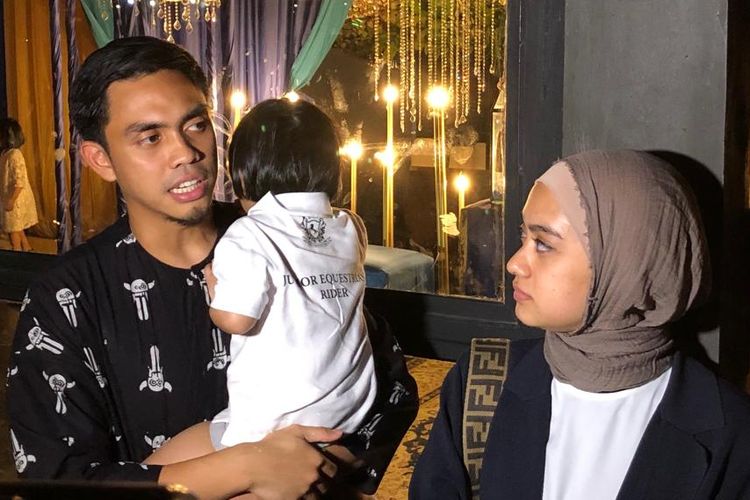 Artis peran Ayudia Bing Slamet, beserta suaminya Pradana Budiarto dan anaknya Dia Sekala Bumi saat ditemui di kawasan Kebayoran Baru, Jakarta Selatan, Senin (13/5/2019). 