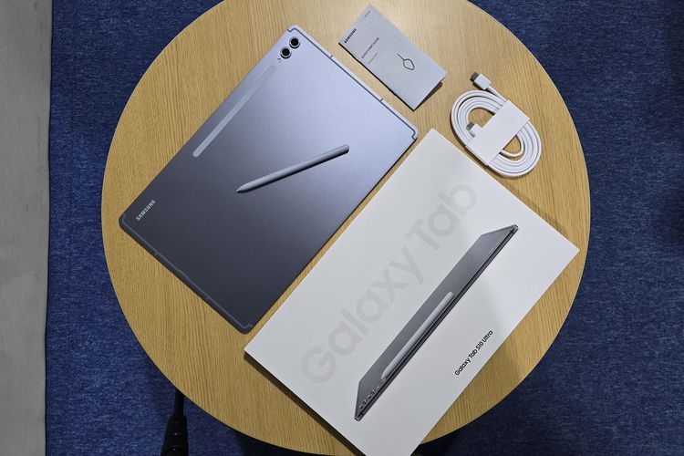 Isi kotak kemasan Samsung Galaxy Tab S10 Ultra, ada satu uni tablet warna Moonstone Gray, satu S-Pen, kabel USB C-to-C, ejector tools, serta kertas panduan penggunaan singkat.