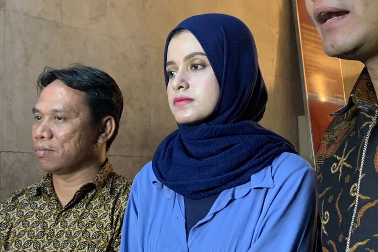 Sarah istri Rizal Djibran saat diketemui usai menjalani pemeriksaan berkait laporan dugaan KDRT dari suaminya di Polda Metro Jaya, Jakarta Pusat, Selasa (21/2/2023). 