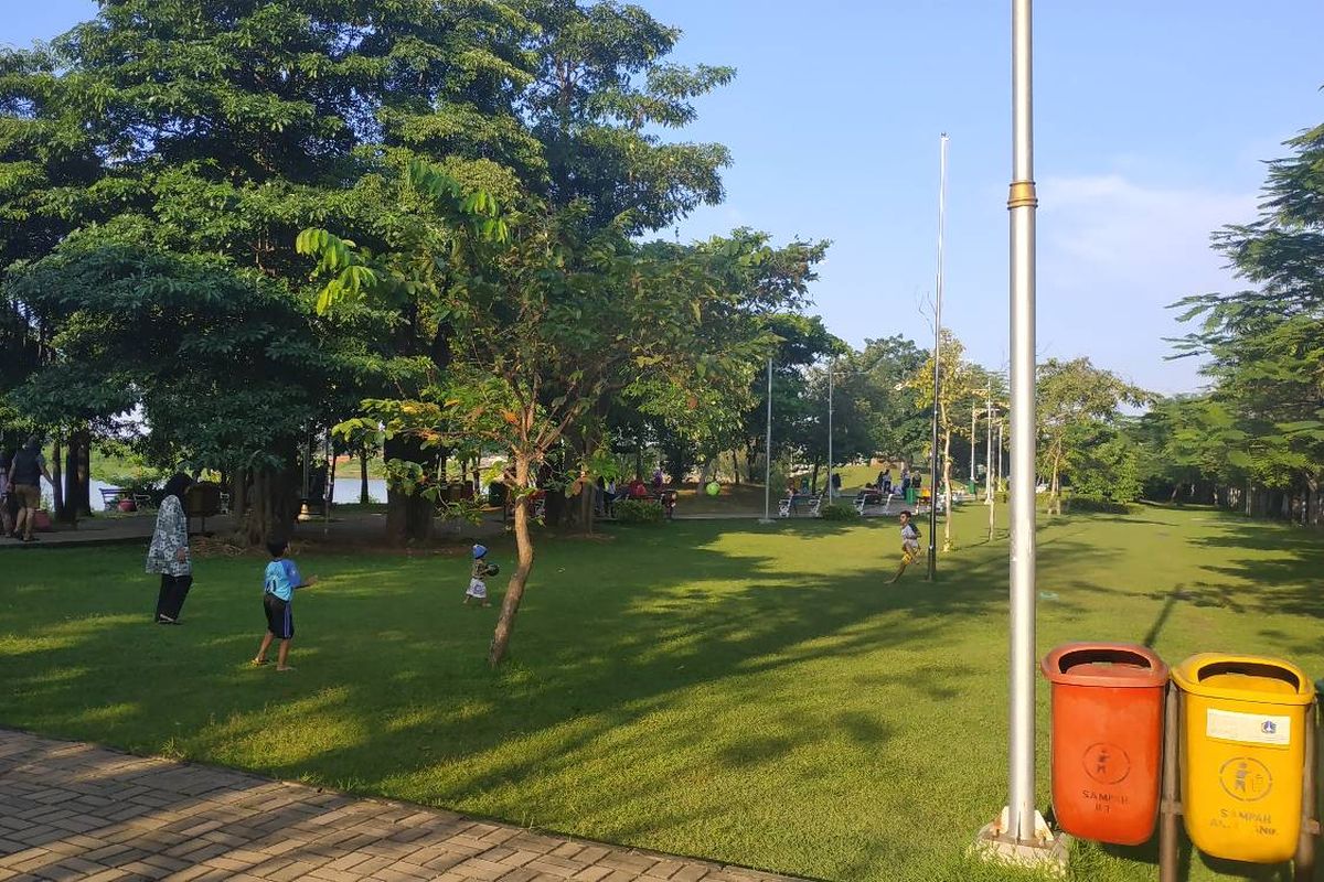 Suasana asri di Taman Waduk Ria Rio Pulomas, Jakarta Timur.