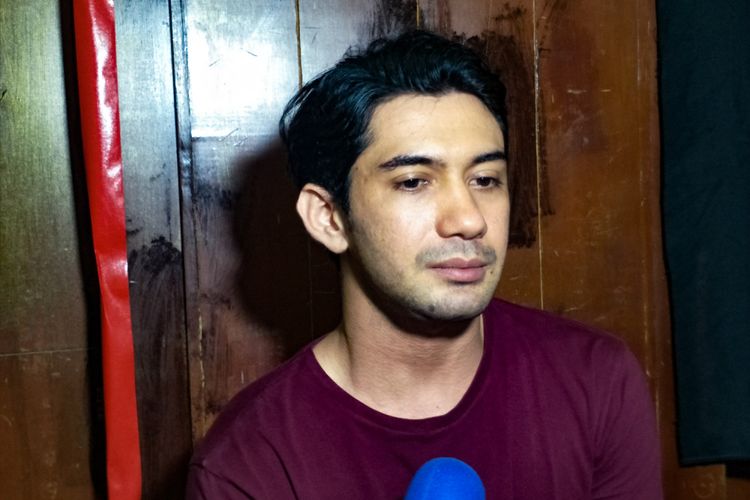 Artis peran Reza Rahadian saat ditemui di sela latihan teater Bunga Penutup Abad di Nyi Ageng Serang, Rasuna Said, Kuningan, Jakarta Selatan, Rabu (14/11/2018). 