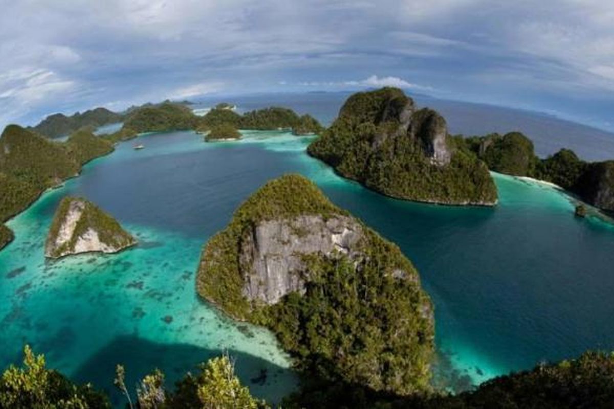 Kepulauan Wayag di Raja Ampat, Papua Barat, tempat terumbu karang dan aneka macam ikan. Surga keanekaragaman hayati.