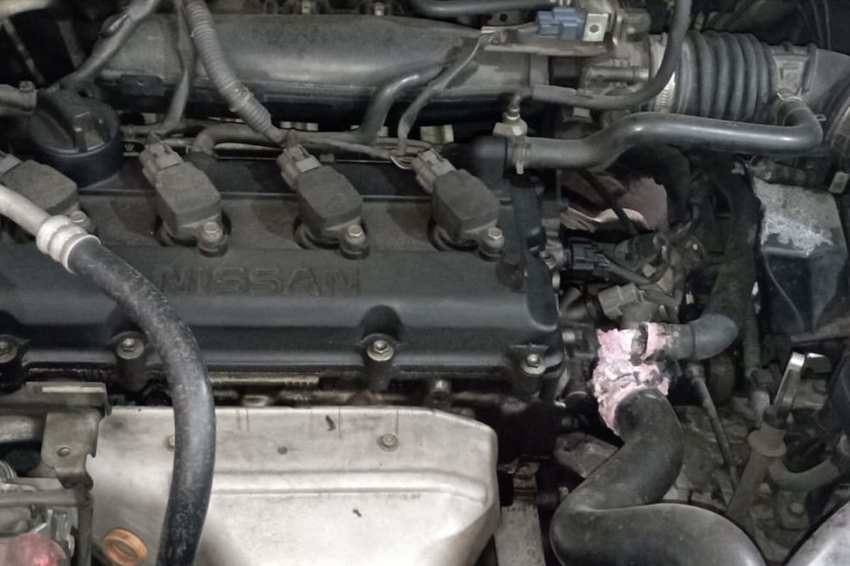 Terlihat tanda rembesan coolant di ruang mesin