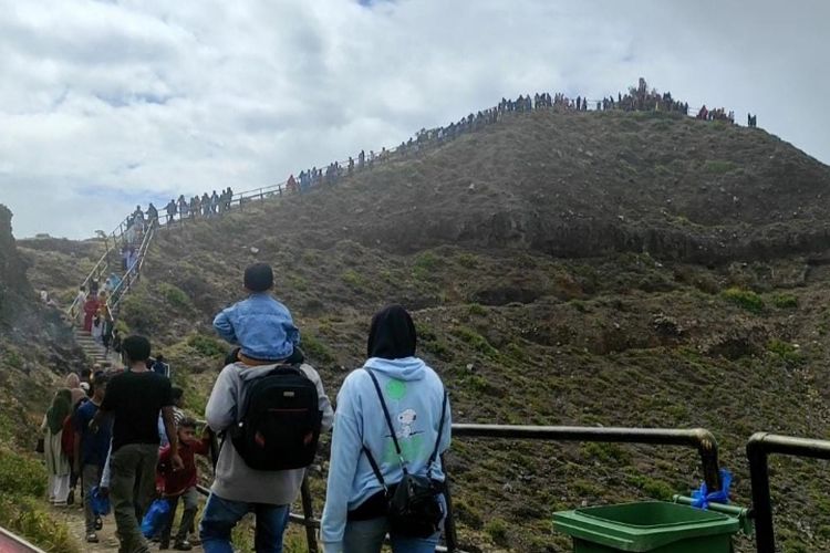 Foto: Ribuan wisatawan saat berkunjung ke Danau Kelimutu, Kabupaten Ende, NTT pada Selasa (3/5/2022).