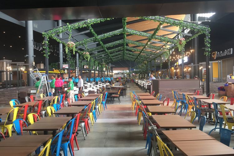 1.300 unit kursi tersedia di area food court yang terdapat di AEON Mall Jakarta Garden City