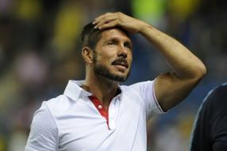 Ekspresi pelatih Atletico Madrid, Diego Simeone, ketika menyaksikan anak-anak didiknya melakoni laga persahabatan melawan Sampdoria, di Ramon de Carranaza, Cadiz, 16 Agustus 2014.