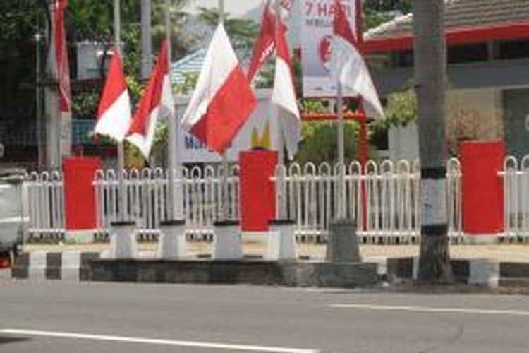 Salah satu bendera nasional tampak terpasang terbalik, di depan Plasa Telkom Kawasan Pemerintahan Kabupaten Magelang, Senin (30/09/2013).