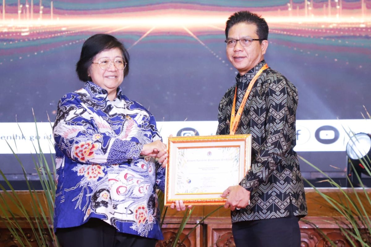 Bupati Bandung Dadang Supriatna menerima penghargaan dari Menteri Lingkungan Hidup dan Kehutanan (Menteri LHK) Siti Nurbaya sebagai Pembina Program Kampung Iklim (ProKlim) Terbaik Tingkat Nasional 2023 di Auditorium Dr Soedjarwo, Gedung Manggala Wanabakti Kementerian LHK, Senayan, Jakarta, Selasa (24/10/2023).

