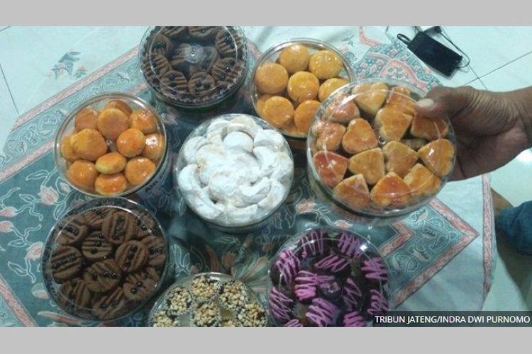 Kue kering Lebaran merek Alfi Cookies produksi Ria Ariani, warga Desa Wiroditan, Kecamatan Bojong, Kabupaten Pekalongan, Jawa Tengah. Ria mengaku awalnya menerima pesanan kue kering untuk mengisi waktu puasa Ramadhan.