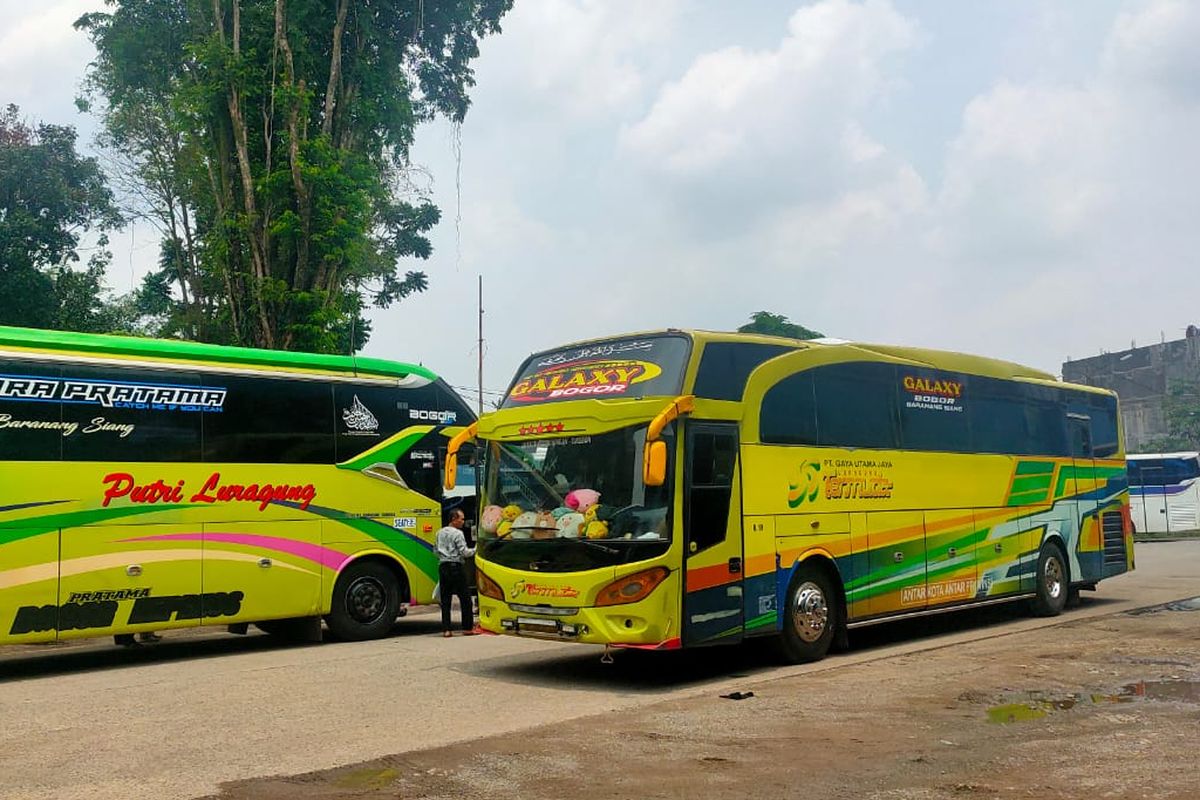 Bus AKAP di Terminal Baranang Siang