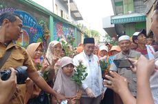 Suswono Kunjungi Pasar Rawabelong, Bagikan Bunga ke Ibu-ibu