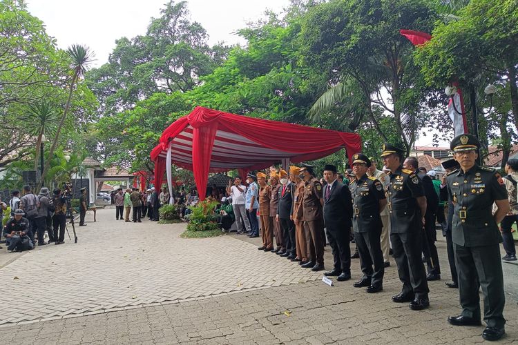 Peringatan peristiwa pertempuran Lengkong ke-77 berlangsung di Taman Makam Pahlawan (TMP) Kota Tangerang, Rabu (25/1/2024). Upacara itu dipimpin langsung oleh Direktur Jenderal (Dirjen) Potensi Pertahanan Kementerian Pertahanan Republik Indonesia, Mayjen TNI Dadang Hendrayudha. 