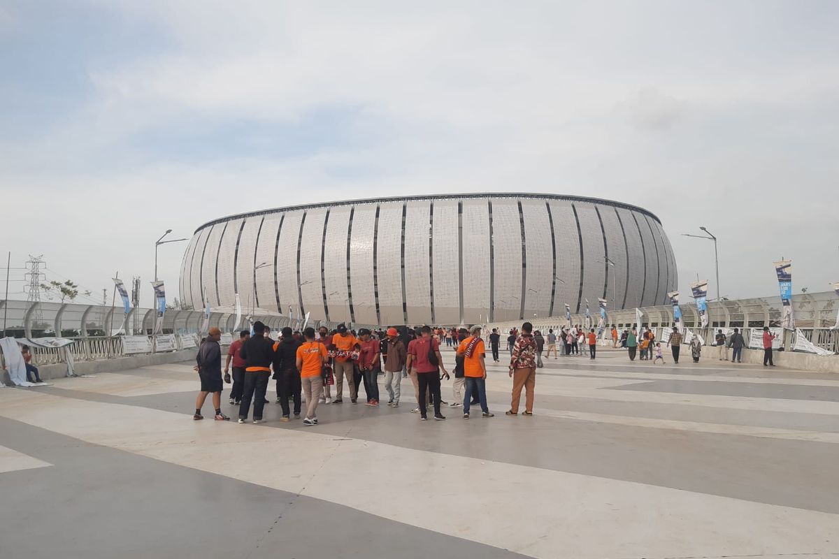 Para pengunjung sedang berfoto di depan Jakarta International Stadium (JIS), Tanjung Priok, Jakarta Utara, sebelum menyaksikan Trofeo Silaturahmi Jakarta pada Sabtu (7/5/2022).