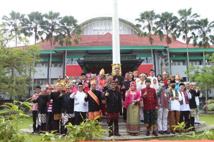 Keluarga besar Universitas Jember (UNEJ)